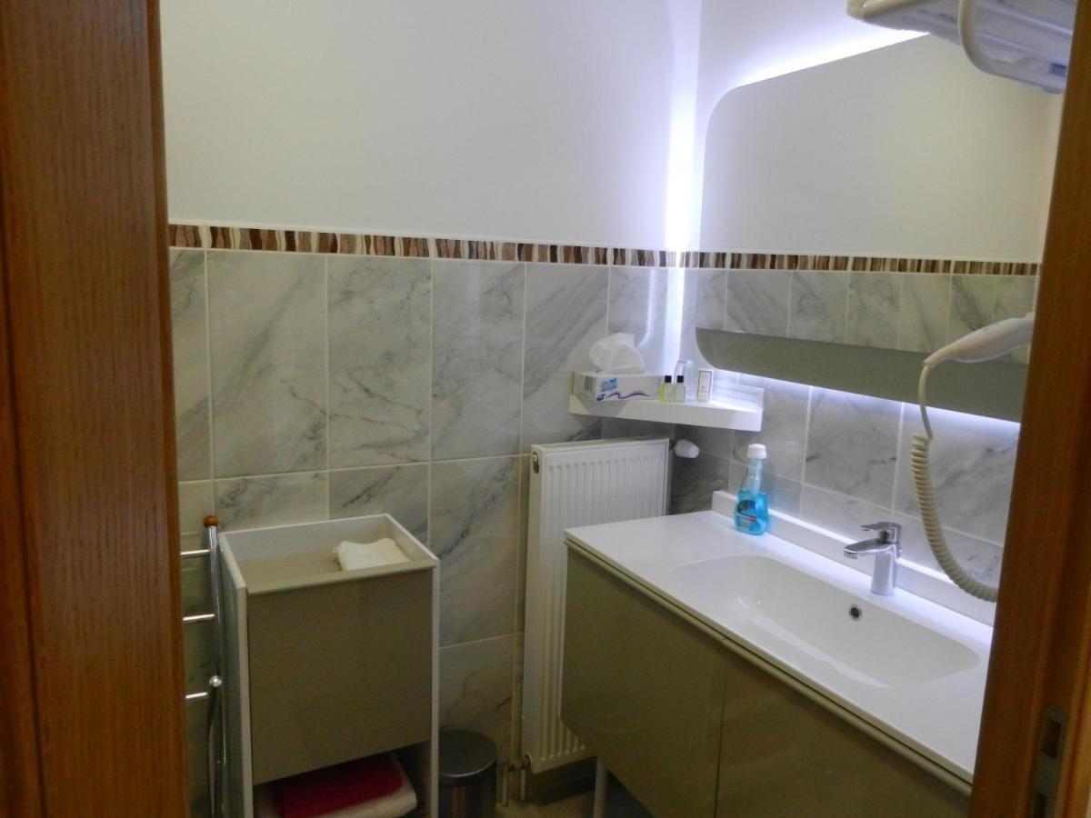 Hotel Les Charmilles De Mormal Landrecies Esterno foto