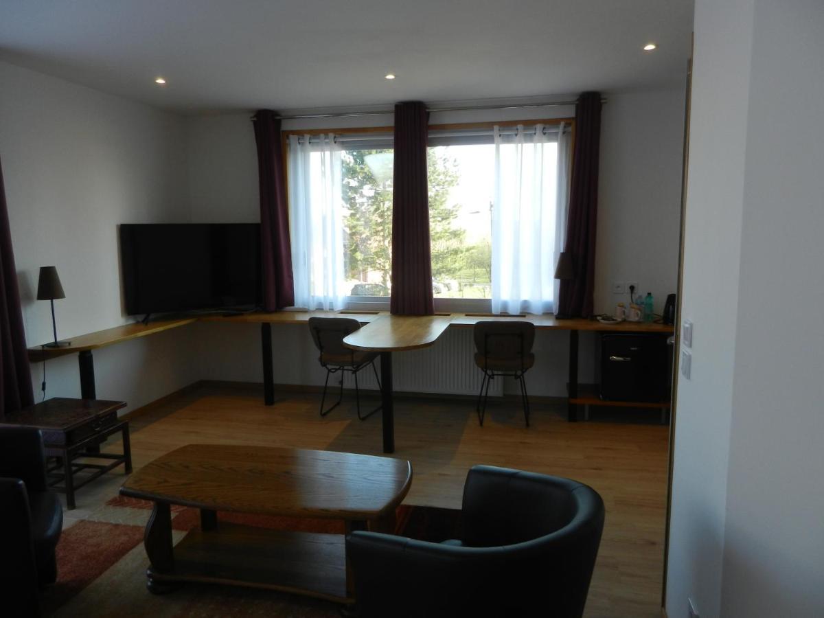 Hotel Les Charmilles De Mormal Landrecies Esterno foto