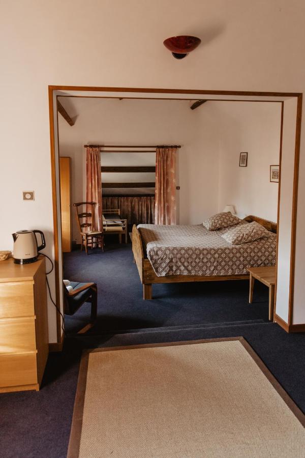 Hotel Les Charmilles De Mormal Landrecies Esterno foto